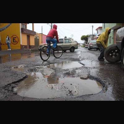 Baches y semáforos: desafíos que afectan la movilidad en Puebla