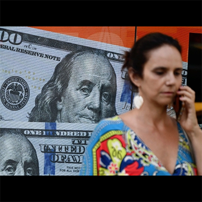 Gobierno de Argentina anuncia devaluación del peso de casi 100%