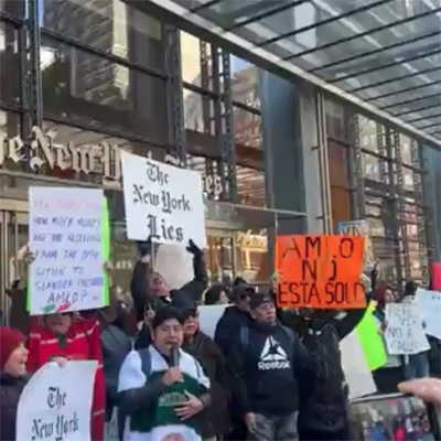 Migrantes mexicanos se manifiestan ante el NYT para respaldar a AMLO