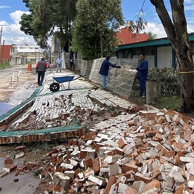 Barda del plantel tres del Cobaep colapsa tras intensa lluvia en San Jerónimo Caleras