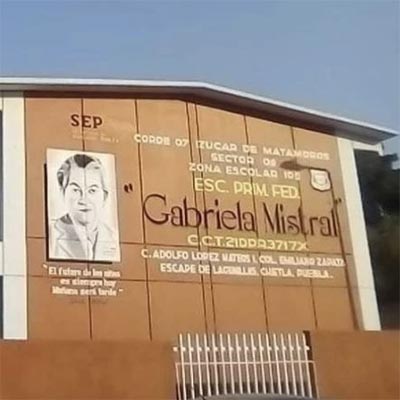 Atacan a balazos a mujer afuera de escuela en Chietla