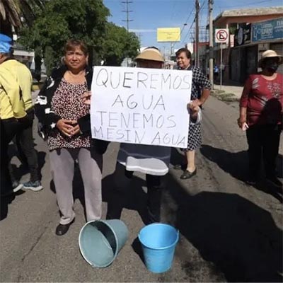 Bloquean Diagonal Defensores de la República; acusan que llevan tres semanas sin agua