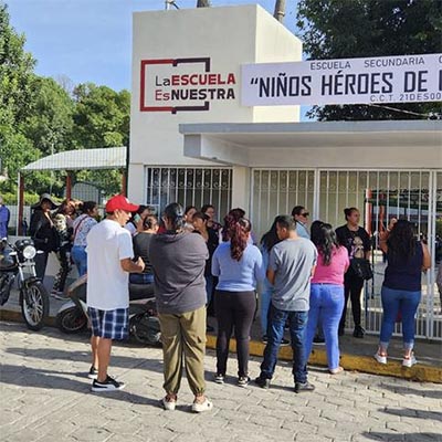Exigen destitución de director de secundaria en Huauchinango por conflicto de cuotas escolares