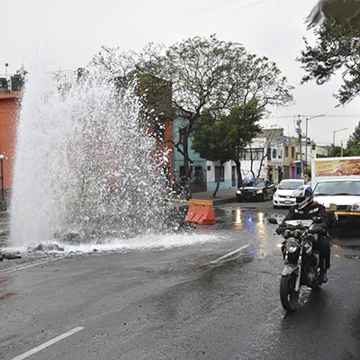 Concesiones Integrales provoca fuerte fuga de agua en la 11 Sur