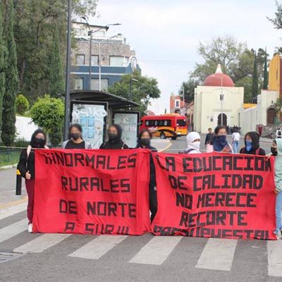 Bloquean normalistas de Teteles el Bulevar 5 de mayo, exigen regrese el agua a su plantel