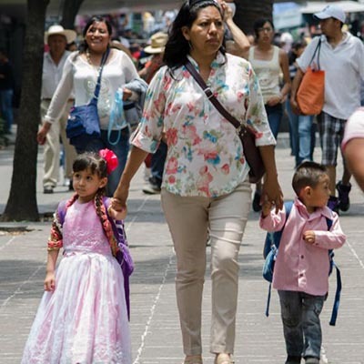 Hijos de adolescentes tienen mayores dificultades educativas y económicas
