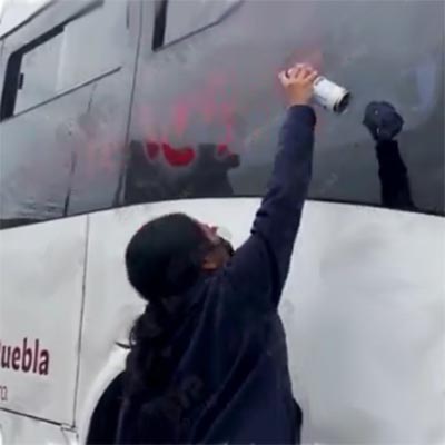 Normalistas de Teteles paralizan el bulevard 5 de Mayo y vandalizan unidades de la RUTA