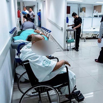 Por saturación en el hospital de La Margarita, pacientes son atendidos en el piso y pasillos