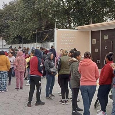 Padres de familia toman escuela en Acajete; acusan a director de acosar a profesora