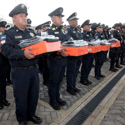 Entrega SSC uniformes a elementos operativos de la Policía de la Ciudad