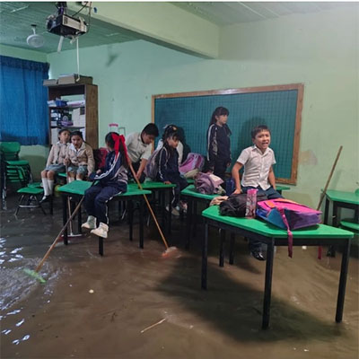 Atrapa inundación a alumnos en Edomex