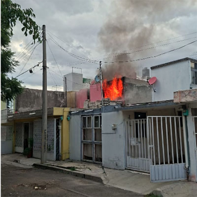 En acción coordinada, Protección Civil Municipal y Estatal, sofocan incendio en casa habitación