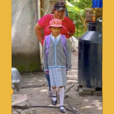 En la Sierra de Hidalgo, niña indígena camina 16 kilómetros para tomar clases