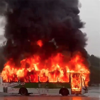 Seudo normalistas queman camión urbano, sin pretexto alguno