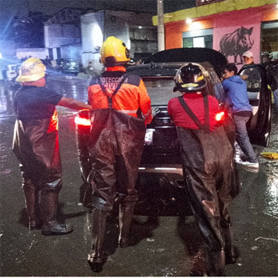 Protección civil rescató a personas de 4 carros varados por las lluvias