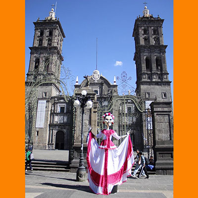 El Paseo de Flores y Catrinas enmarca la celebración del Día de Muertos en la capital