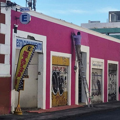 Gobierno de Pepe Chedraui invita a regularizar anuncios en el Centro Histórico