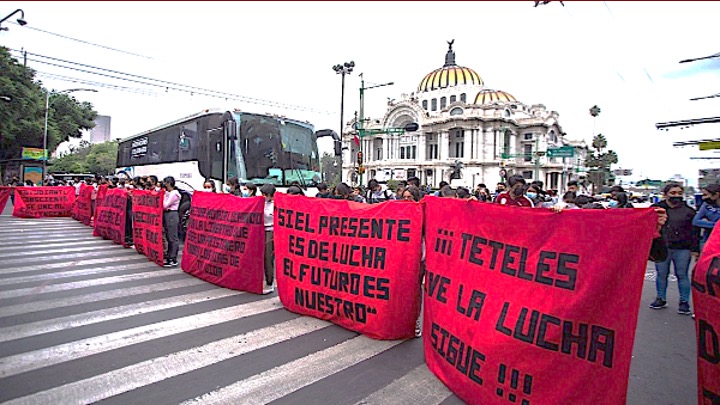 Normalistas de Teteles instalan plantón en Eje Central y avenida Juárez; piden atención a sus demandas
