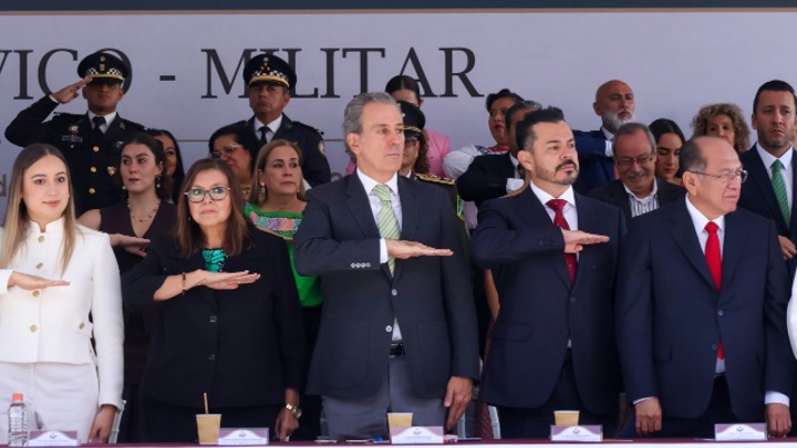 Asiste Pepe Chedraui al desfile cívico-militar por el 216 aniversario de la Independencia
