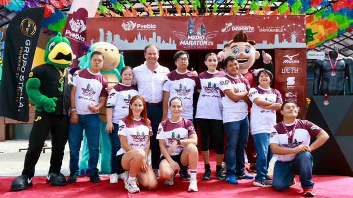 Presenta Gobierno de Pepe Chedraui playera y medalla del Medio Maratón 21K Puebla 2026