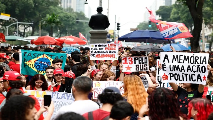 Miles de estudiantes marchan en Río de Janeiro en contra de Flávio Bolsonaro